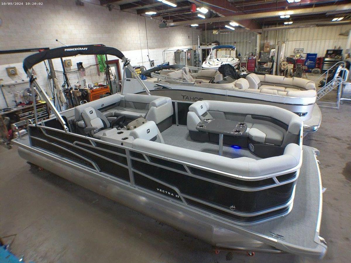 2025 Princecraft Vectra 23 RL Swingback Lounge Pontoon & Mercury 4-Stroke EFI