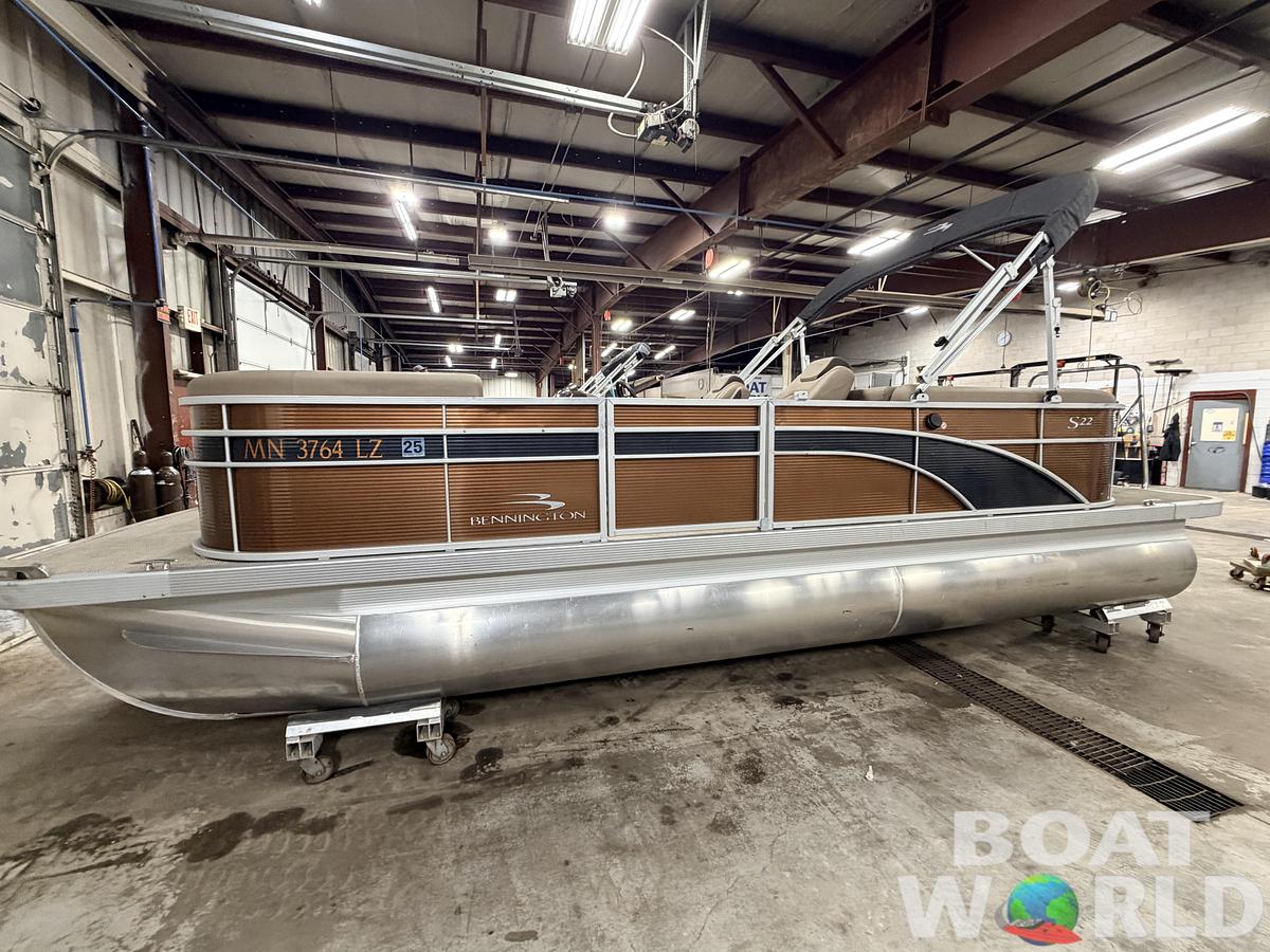 Used 2020 Bennington 22S Quad Lounge Pontoon