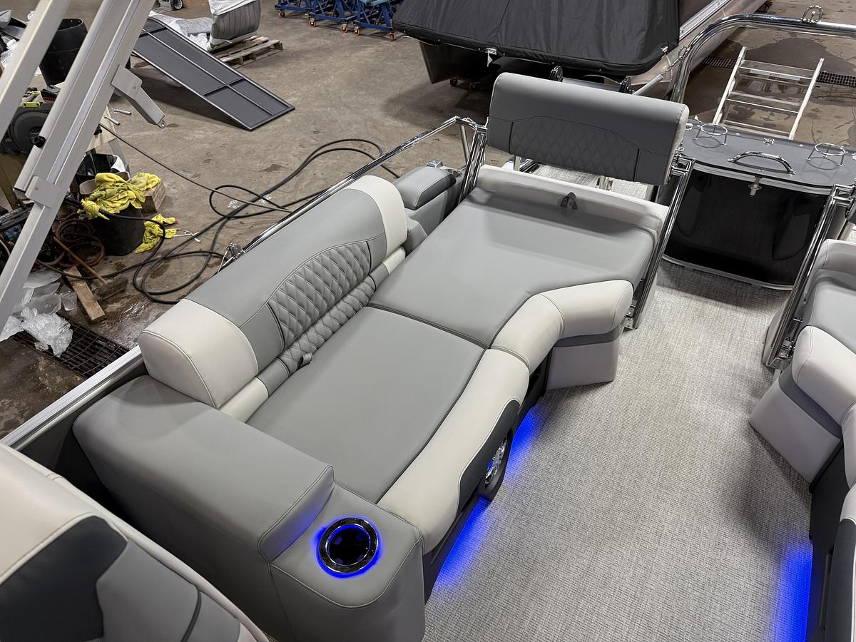 2025 Tahoe Pontoons Cascade 2385 Quad Lounge Shift Tritoon & 225HP 4-Stroke