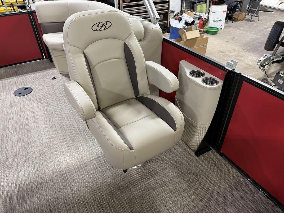 2025 Bentley Pontoons Legacy 200 Navigator Quad Lounge & Honda 4-Stroke EFI