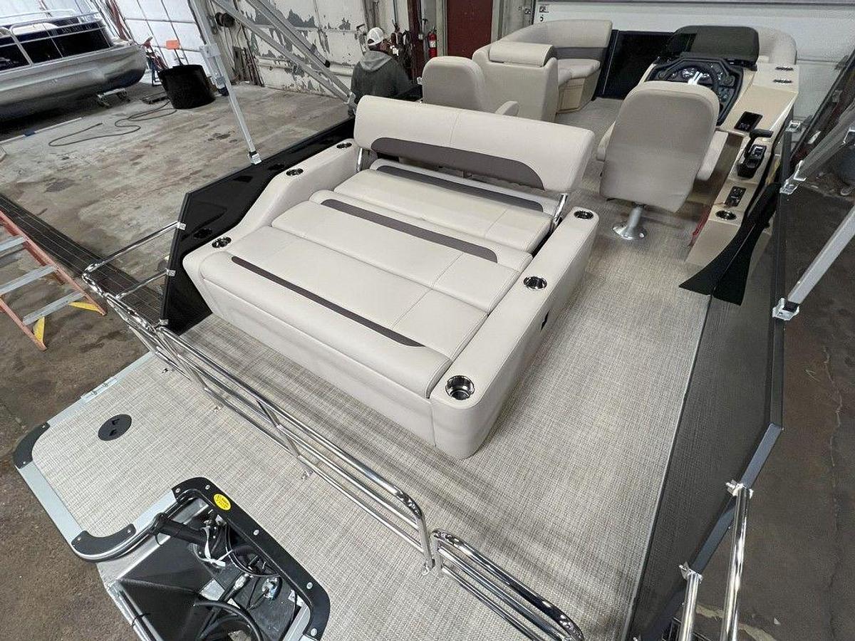 2025 Bentley Pontoons Legacy 200 Swingback & Honda 4-Stroke EFI