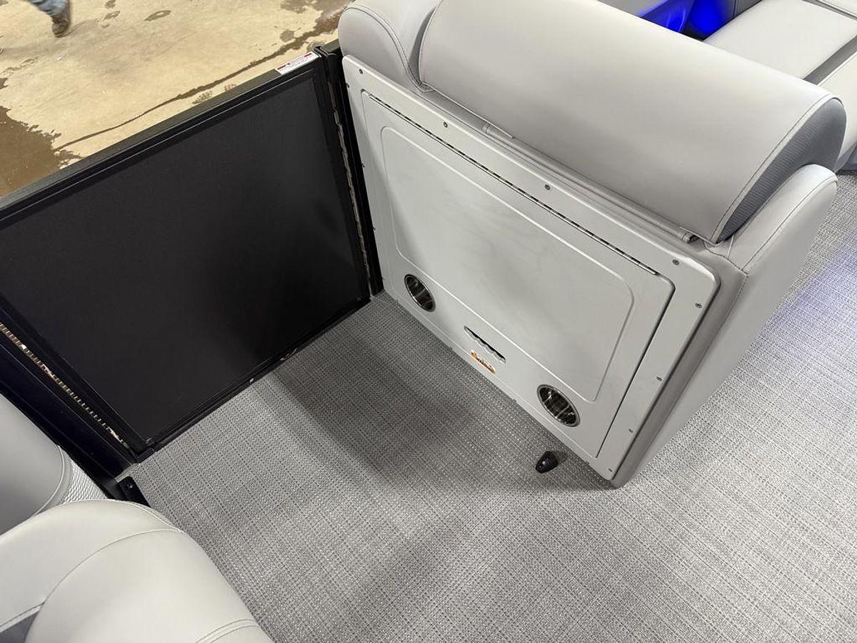 2025 Bentley Pontoons Legacy 220 Navigator Quad Lounge & Honda 4-Stroke EFI