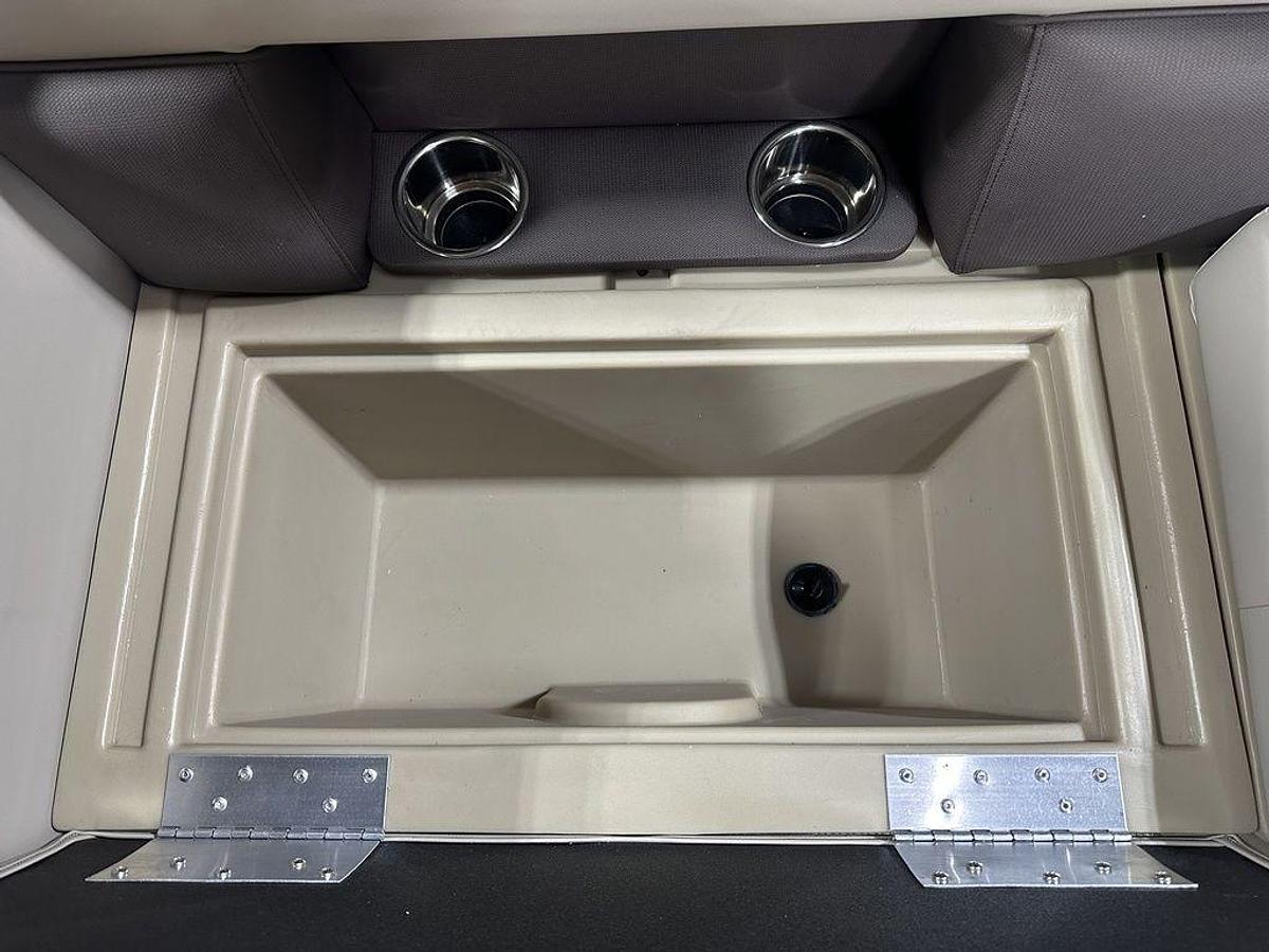 2025 Bentley Pontoons Legacy 200 Navigator Quad Lounge & Honda 4-Stroke EFI