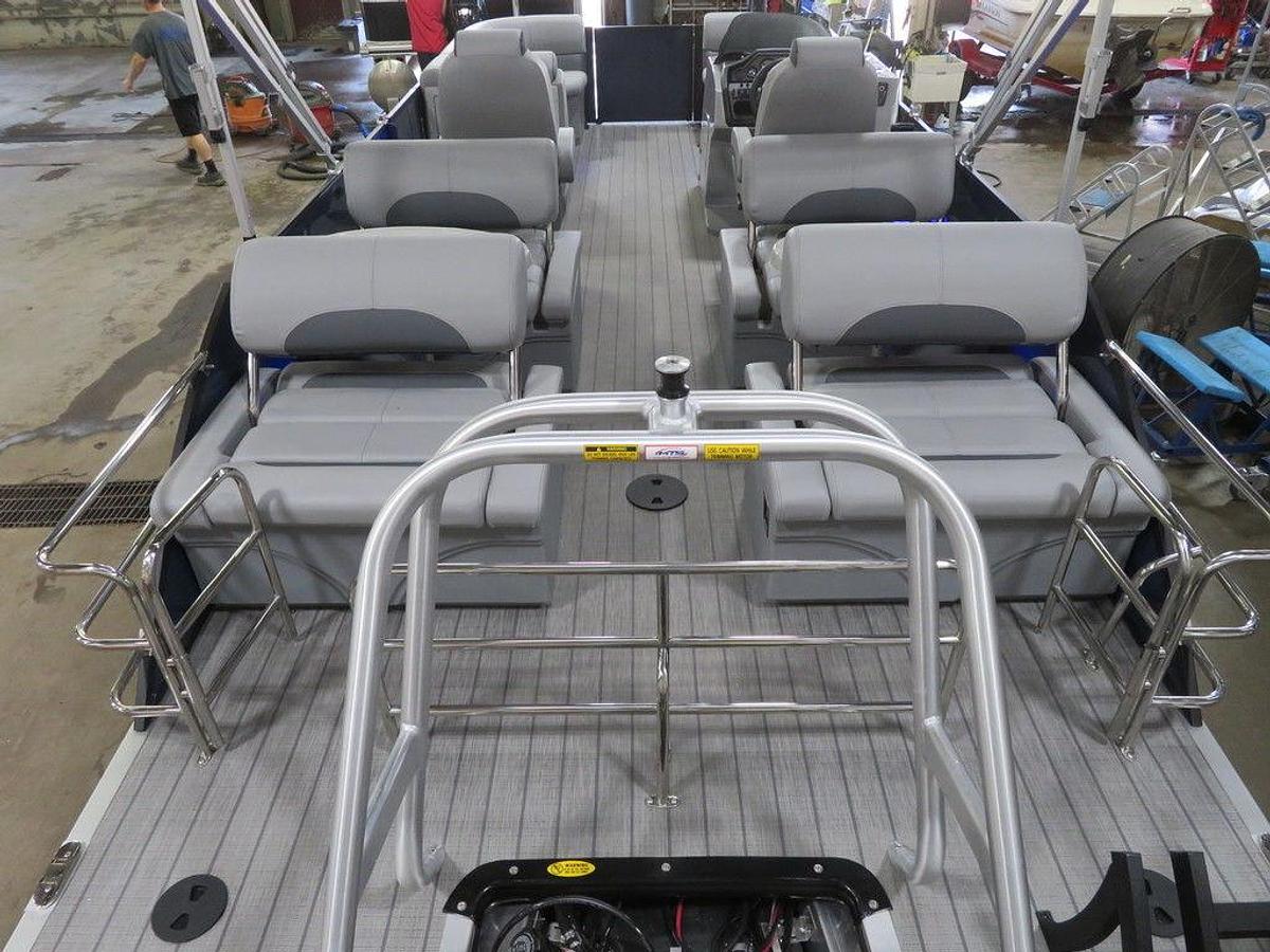 2025 Bentley Pontoons Legacy 223 QSB Swingback Tritoon & Honda 4-Stroke EFI