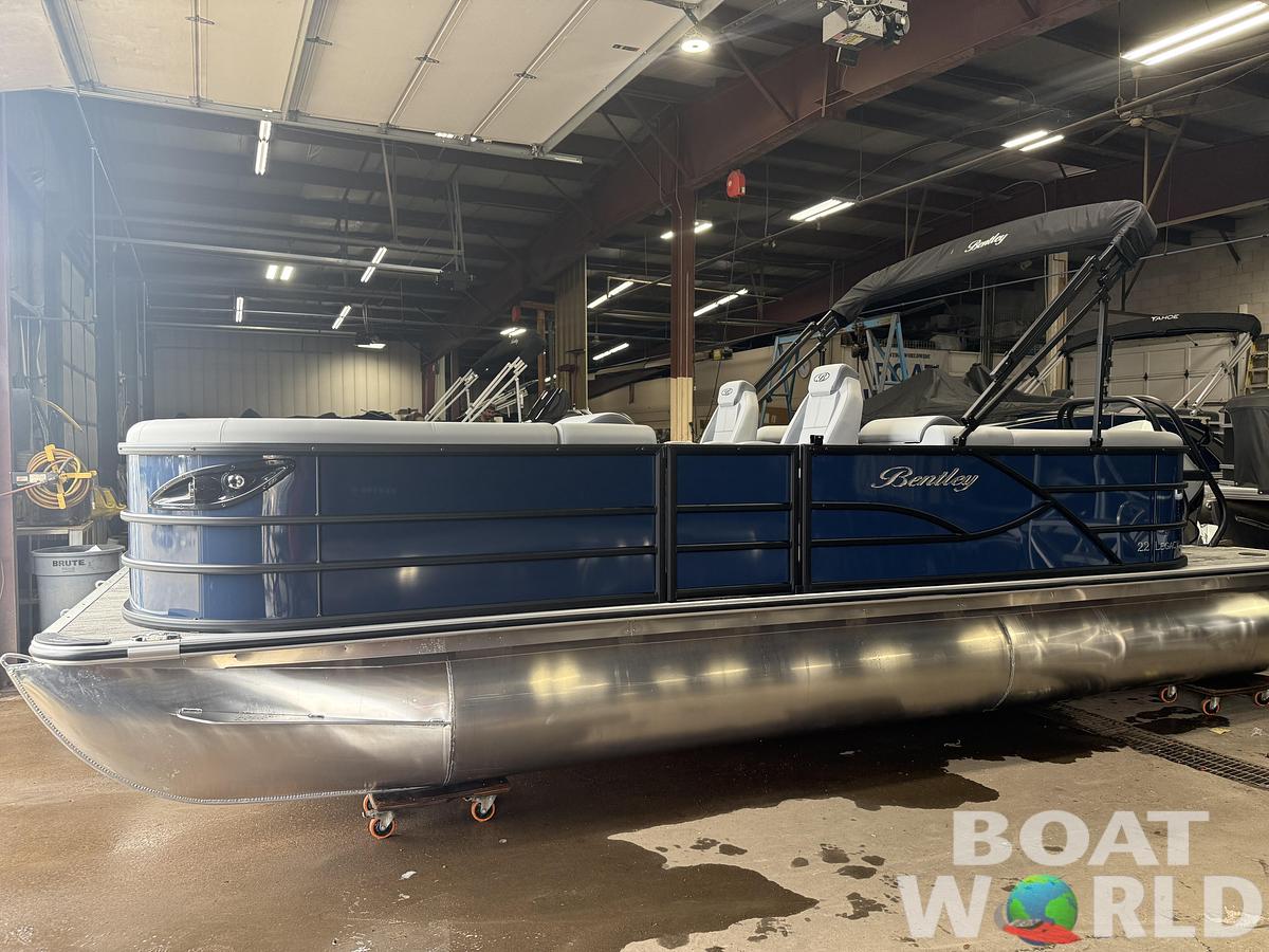 2026 Bentley 223 Navigator Quad Lounge Tritoon $50995