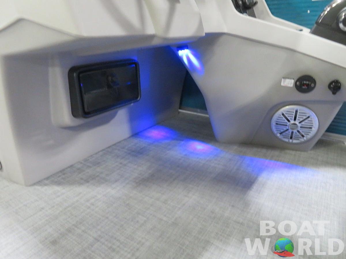 2025 Princecraft Vectra 23 RL SS Swingback Pontoon & Mercury 4-Stroke EFI