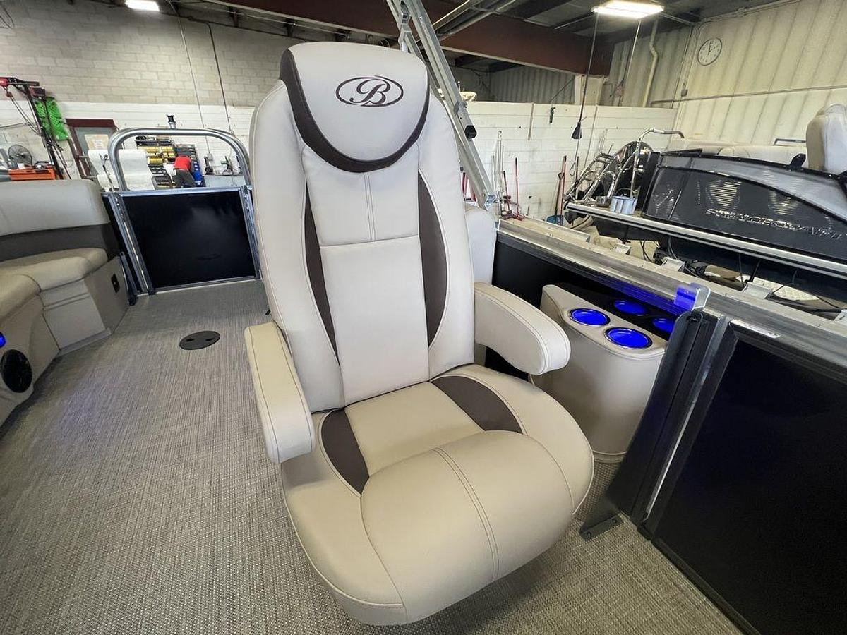 2024 Bentley Pontoons Legacy 200 Navigator Quad Lounge & Honda 4-Stroke EFI