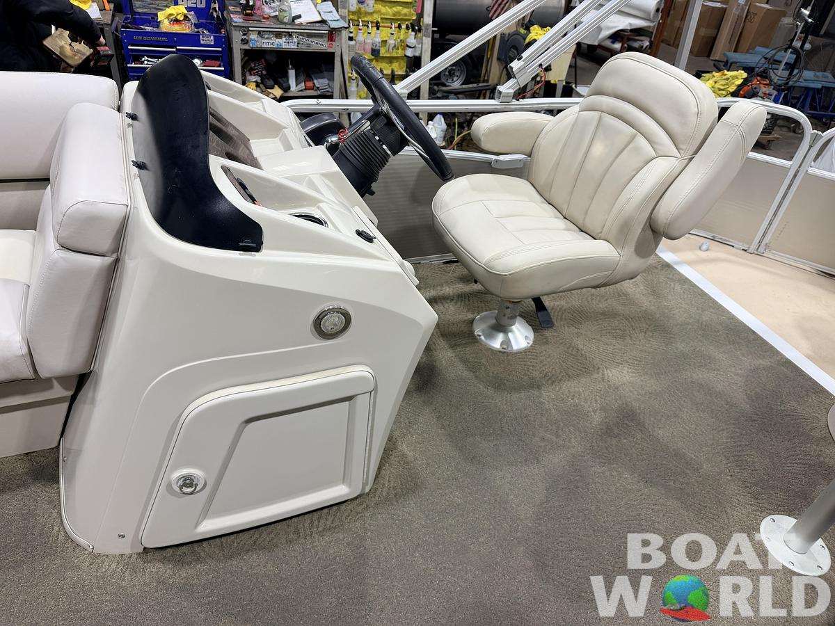 Used 2014 Bennington 21 SLX & 90HP Yamaha 4Stroke -$19,995
