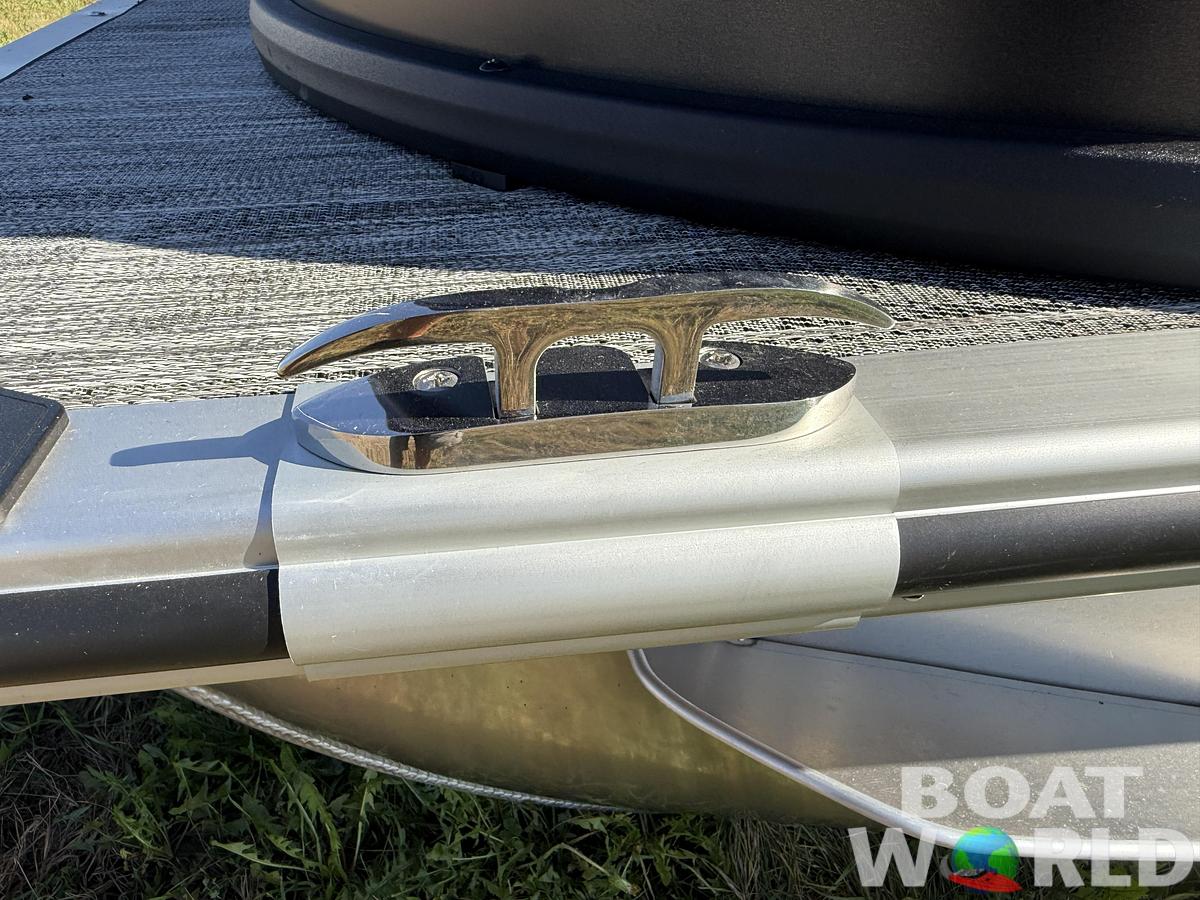 2026 Bentley Pontoons Legacy 220 Navigator Quad Lounge 