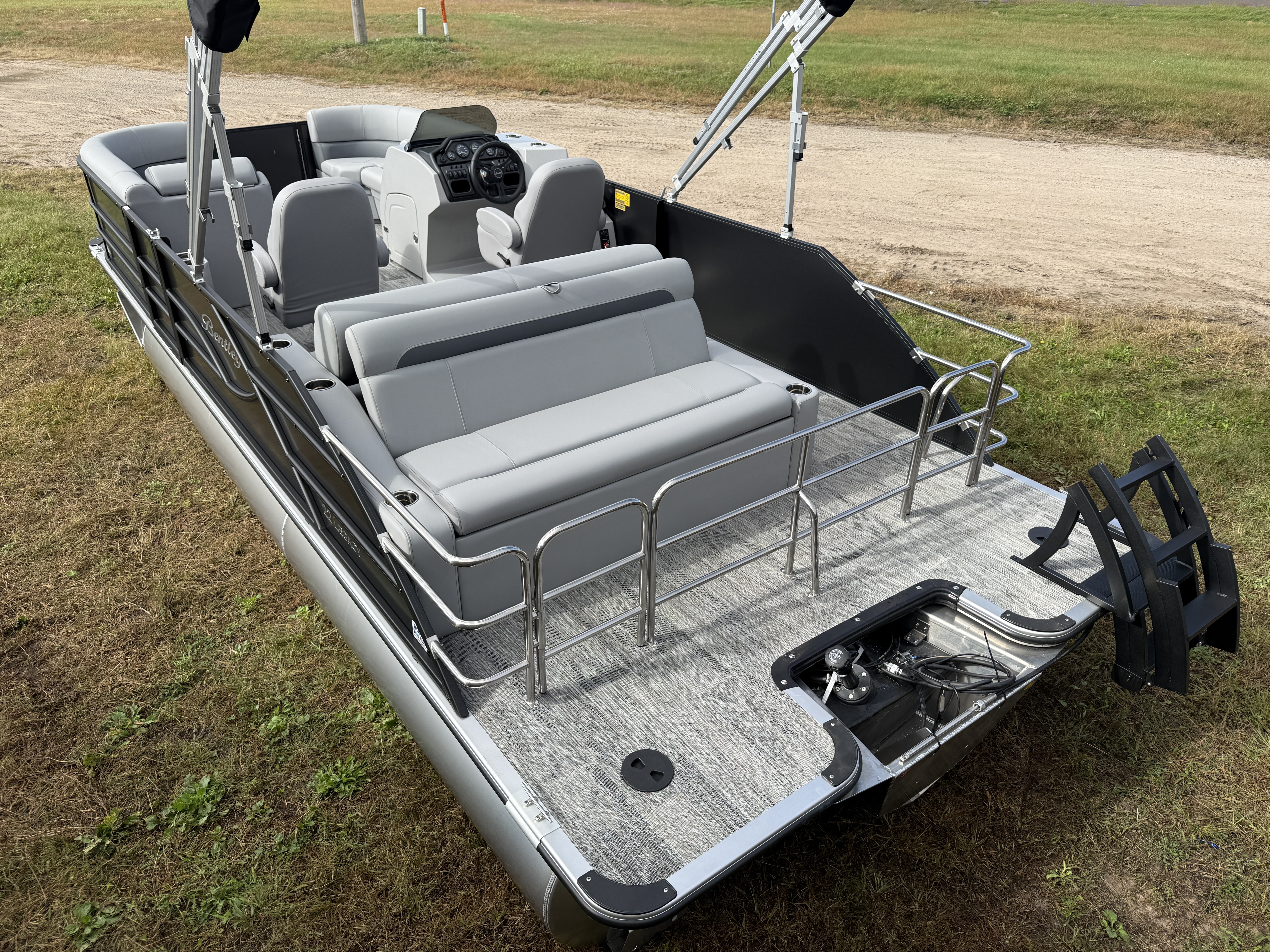 2026 Bentley Pontoons Legacy 220 Swingback 