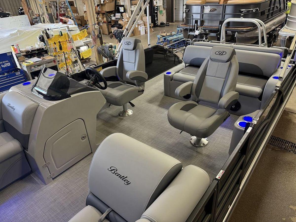 2026 Bentley Pontoons Legacy 220 Swingback & Honda 4-Stroke EFI