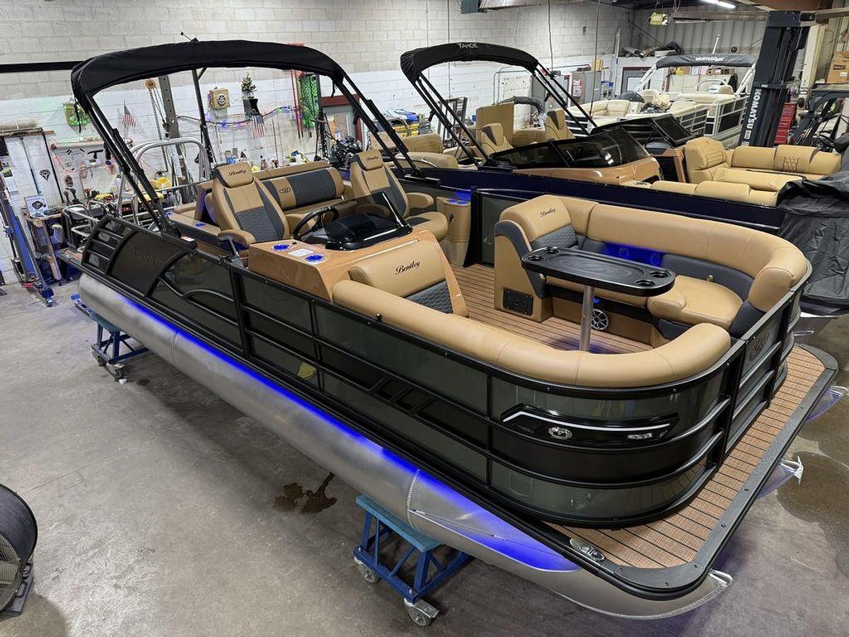 2025 Bentley Pontoons Elite 223 Swingback Tritoon & Honda 4-Stroke EFI