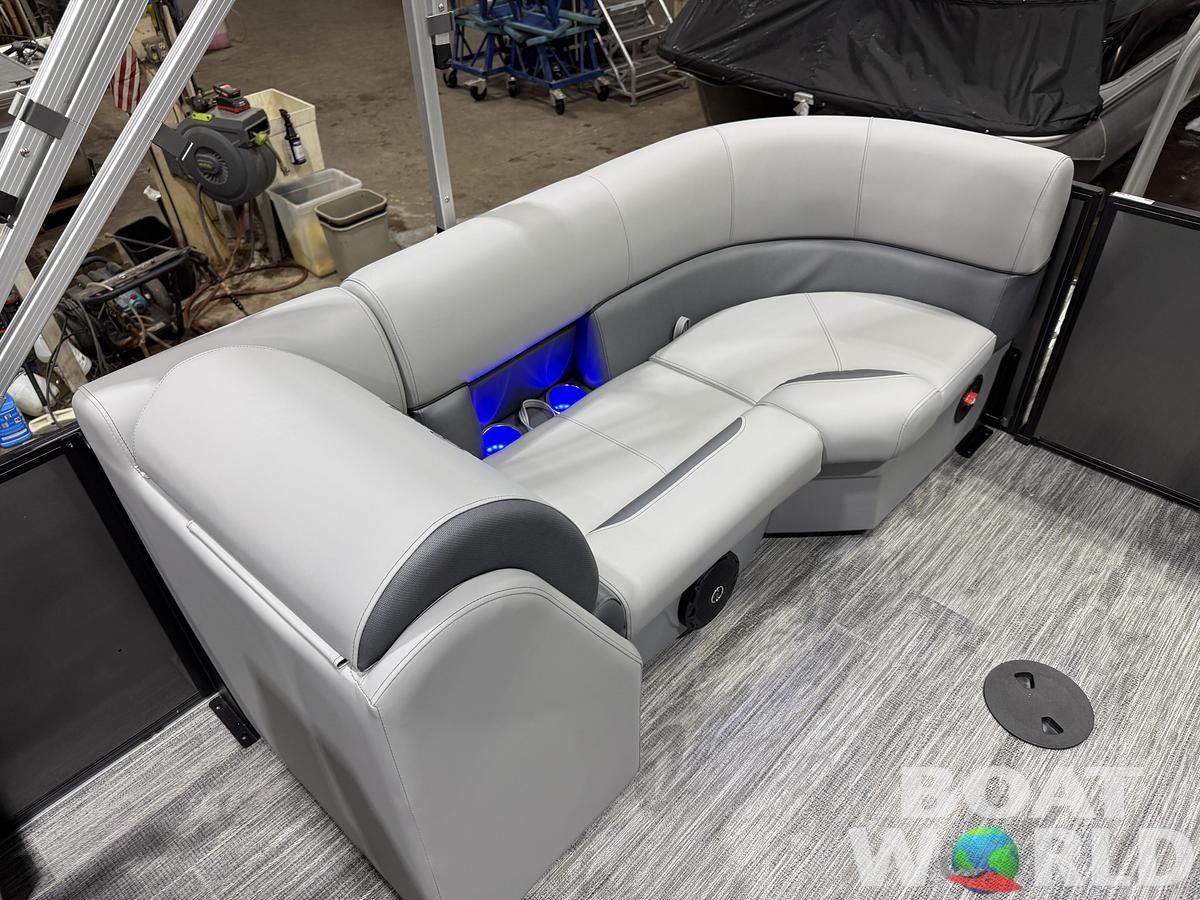 2026 Bentley Pontoons Legacy 220 Navigator DL Quad Lounge