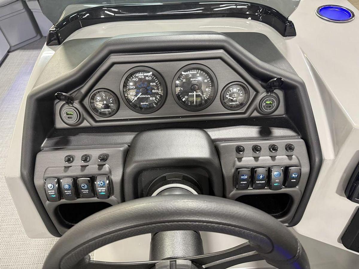 2025 Bentley Pontoons Legacy 220 Navigator Quad Lounge & Honda 4-Stroke EFI
