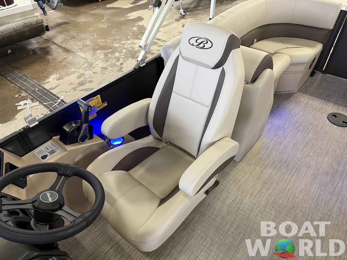 2025 Bentley Pontoons Legacy 220 Navigator Quad Lounge & Honda 4-Stroke EFI