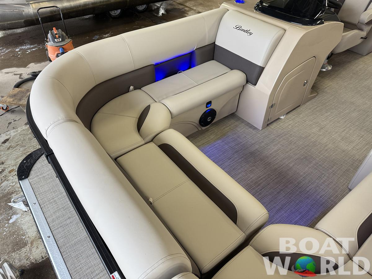 2025 Bentley Pontoons Legacy 220 Navigator Quad Lounge & Honda 4-Stroke EFI