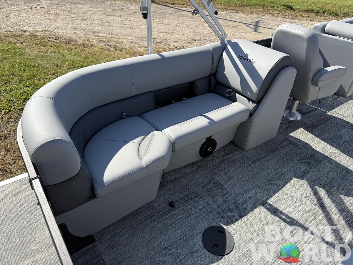 2026 Bentley Pontoons Legacy 220 Navigator Quad Lounge 