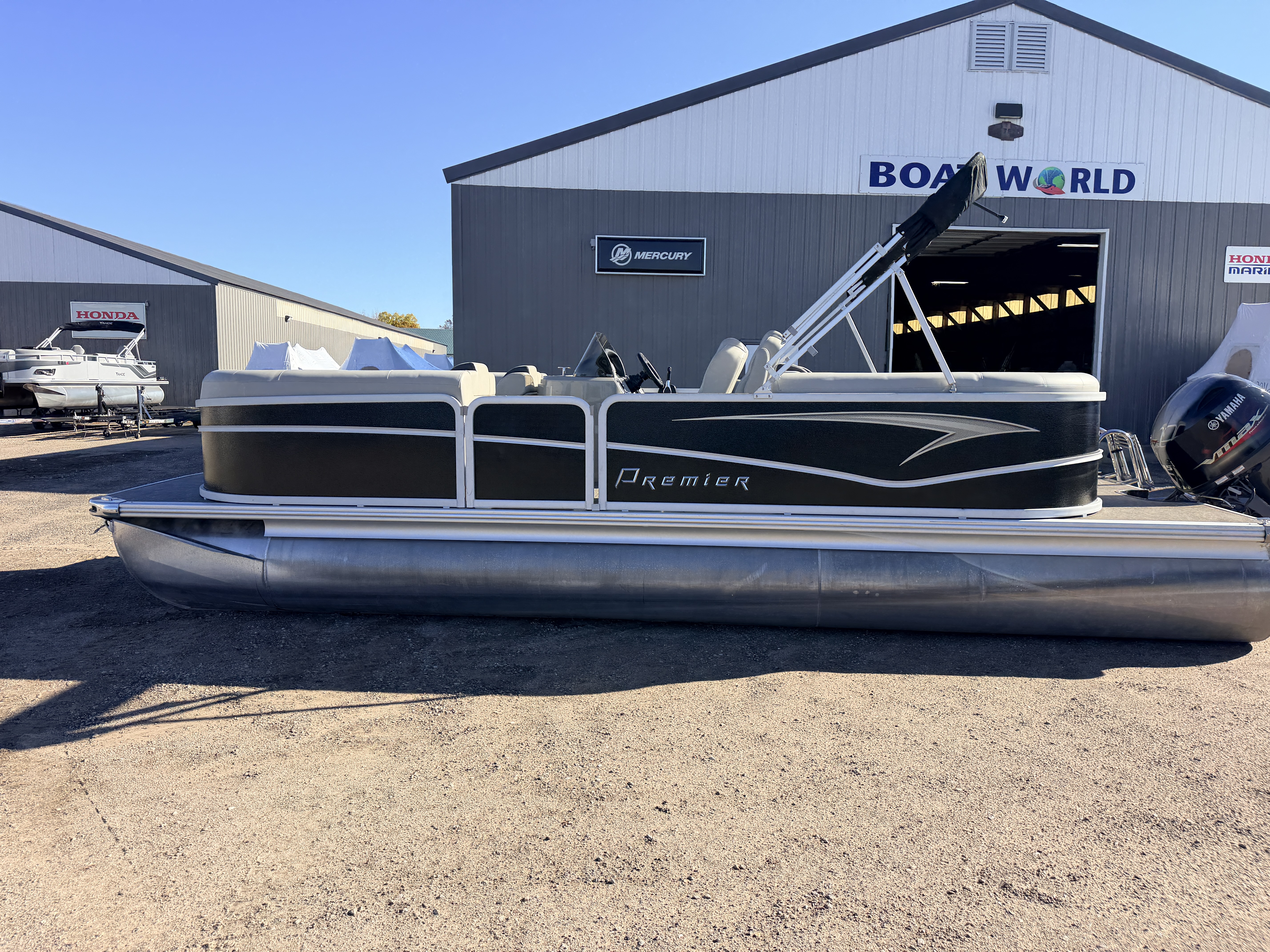 Used 2022 Premier 230 SunSpree RF & 116HP Yamaha 4Stroke -$34,995