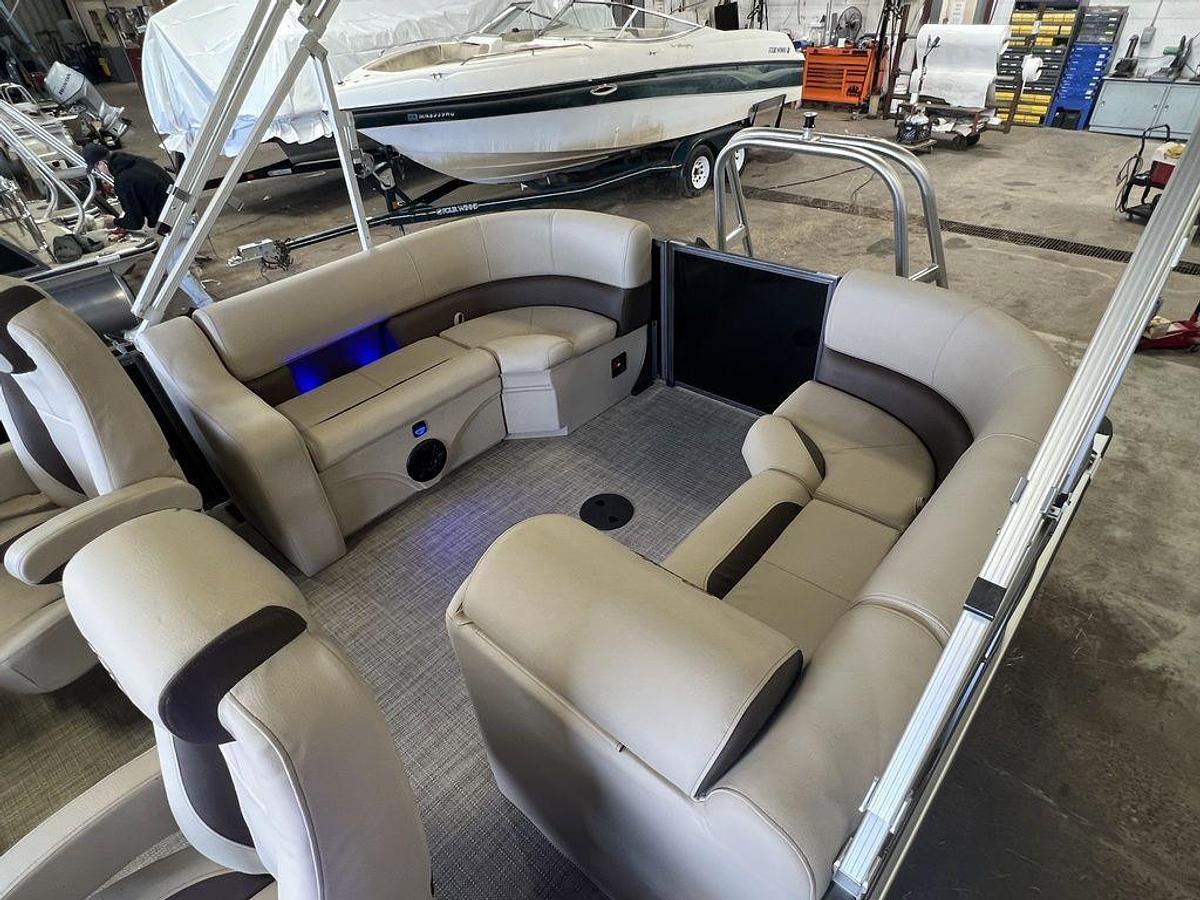2024 Bentley Pontoons Legacy 200 Navigator Quad Lounge & Honda 4-Stroke EFI
