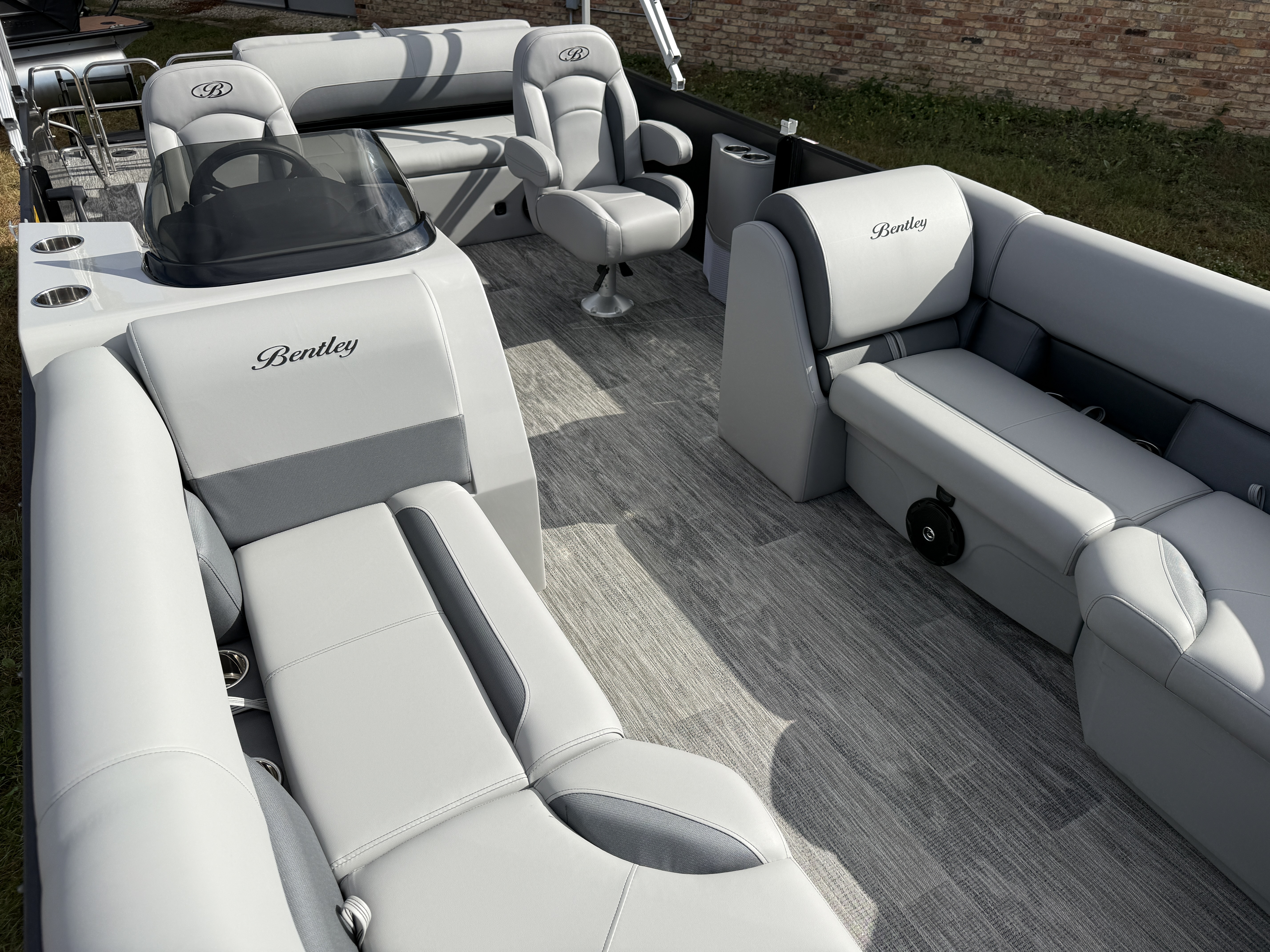 2026 Bentley Pontoons Legacy 220 Swingback 