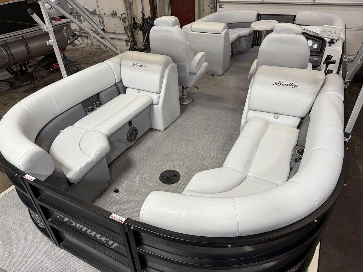 Used 2020 Bentley Pontoons Legacy 223 Navigator Quad Lounge Tritoon & Suzuki 140HP 4-Stroke EFI