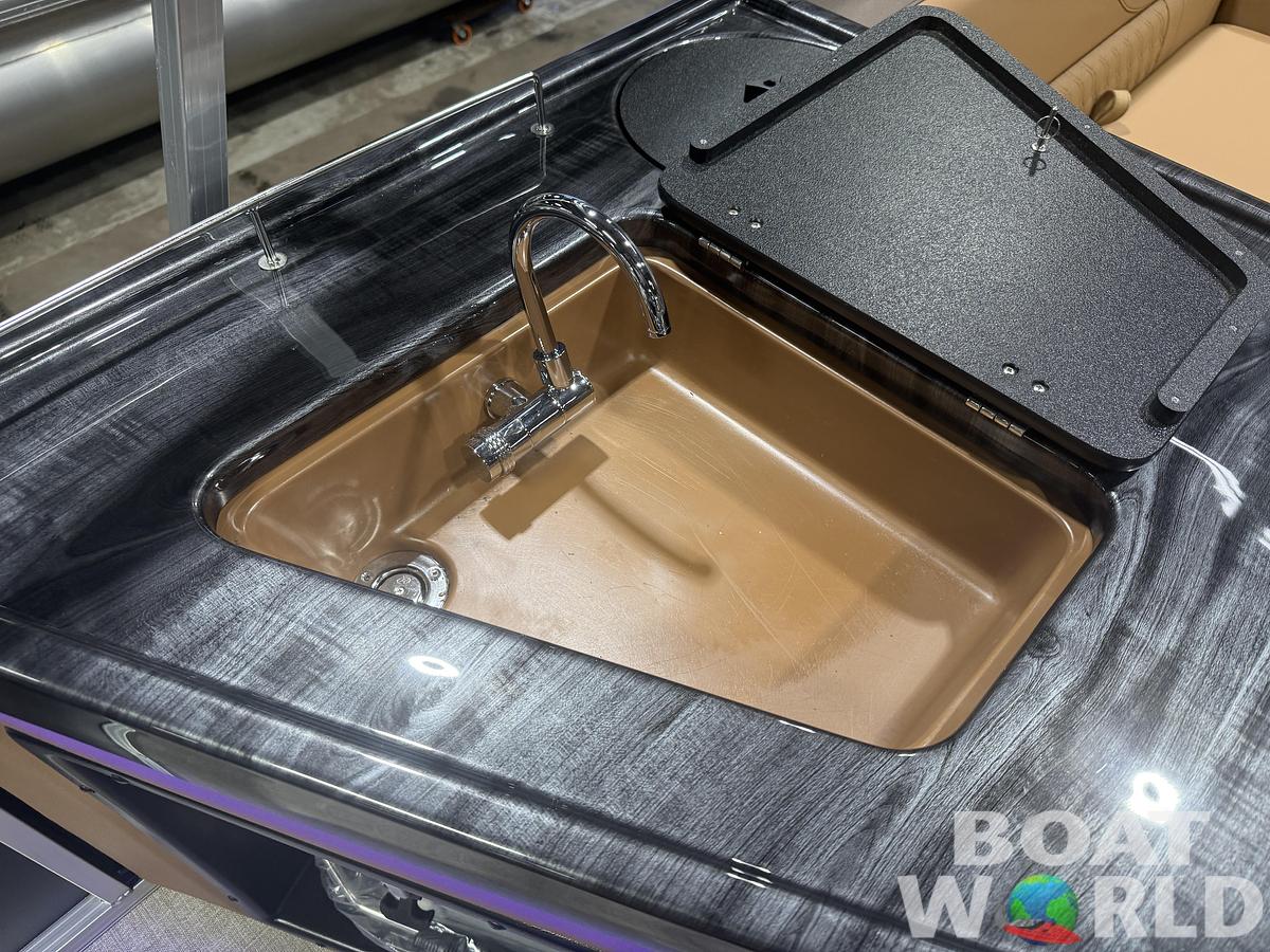 2026 Tahoe Pontoons LTZ 2385 Elite Windshield Tritoon