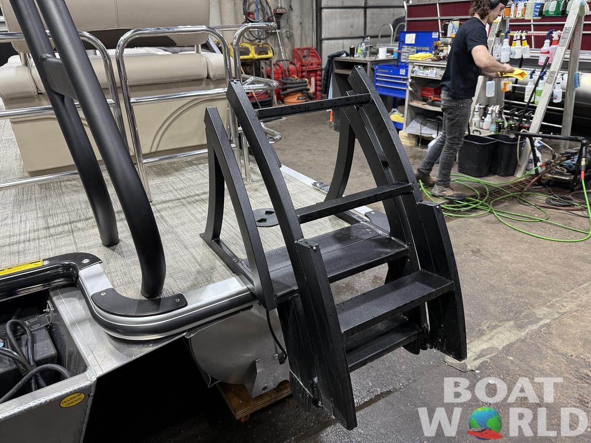 2026 Bentley Pontoons Legacy 223 QSB Swingback Tritoon 