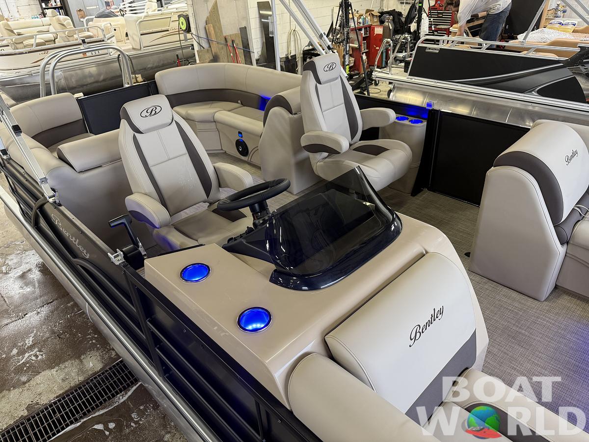 2025 Bentley Pontoons Legacy 220 Navigator Quad Lounge & Honda 4-Stroke EFI