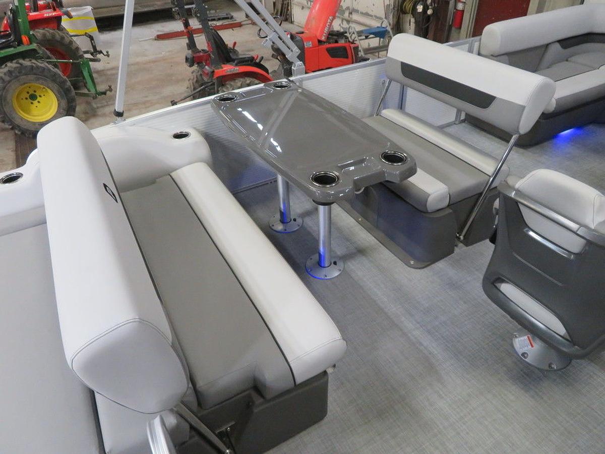 2025 Princecraft Vectra 21 RL Dinette Swingback Pontoon & Mercury 4-Stroke EFI