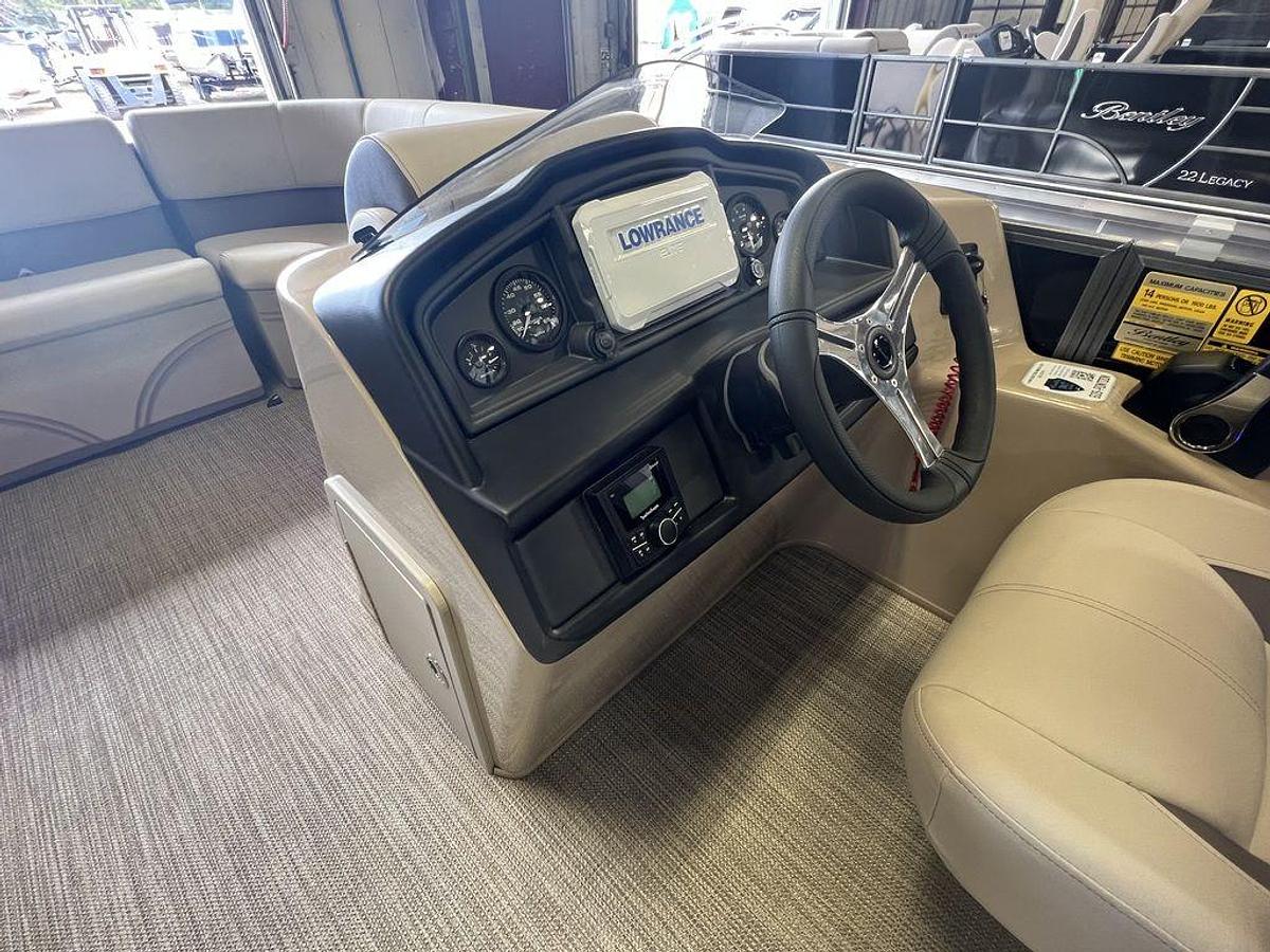 2024 Bentley Pontoons Legacy 200 Navigator Quad Lounge & Honda 4-Stroke EFI