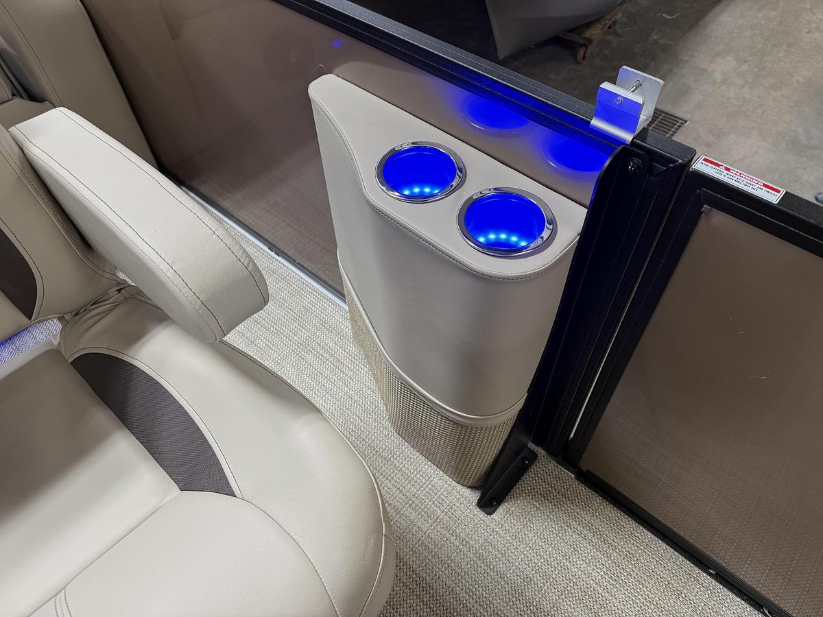 2025 Bentley Pontoons Legacy 223 Swingback Tritoon & Honda 4-Stroke EFI