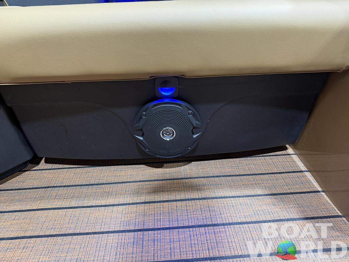 2026 Bentley Pontoons Legacy 223 QSB Swingback Tritoon 