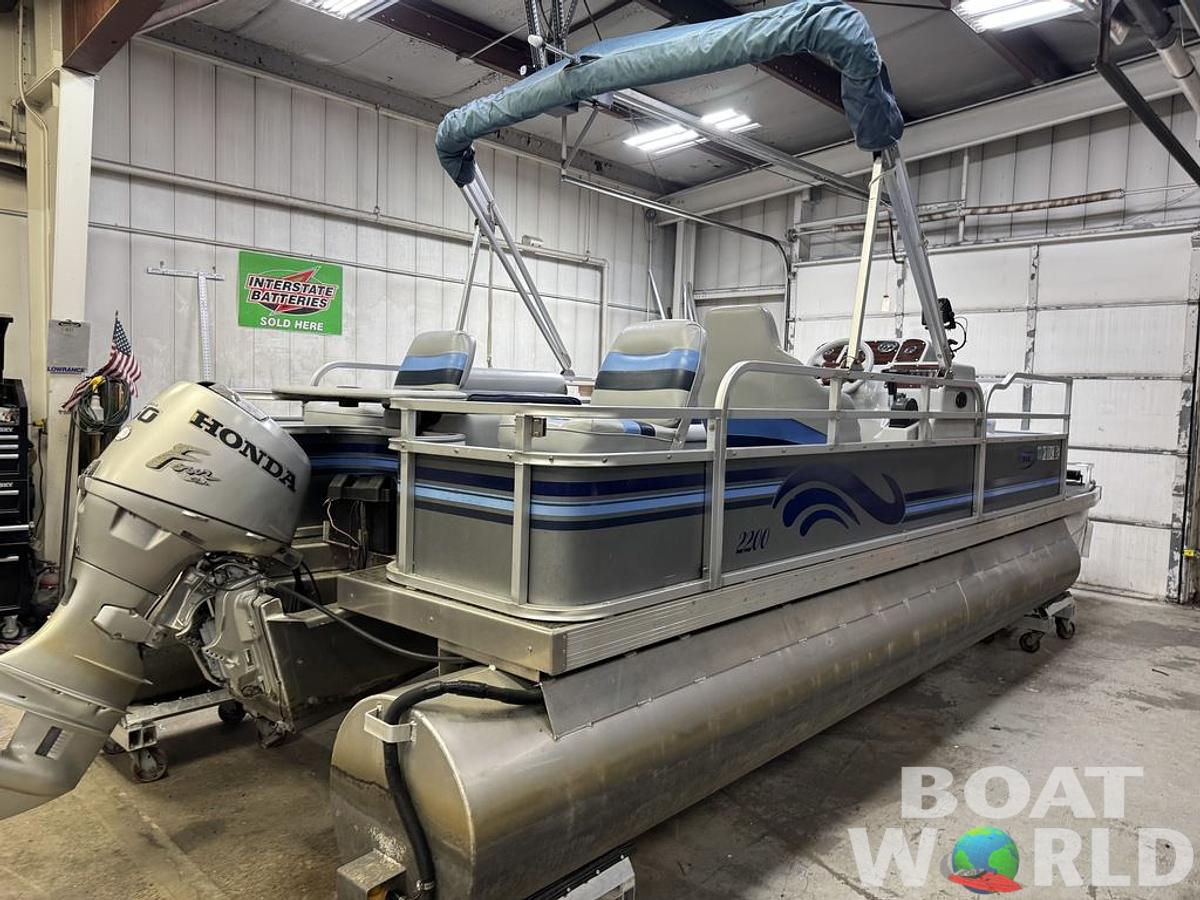 Used 2002 TMC 2200 FM Pontoon
