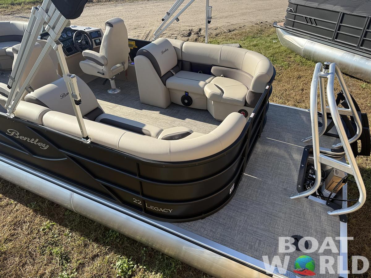 2026 Bentley Pontoons Legacy 223 Navigator DL Quad Lounge Tritoon & Honda 4-Stroke EFI