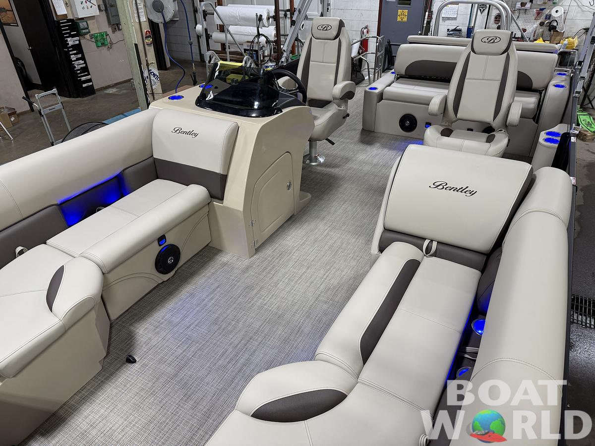 2025 Bentley Pontoons Legacy 223 Swingback Tritoon & Honda 4-Stroke EFI