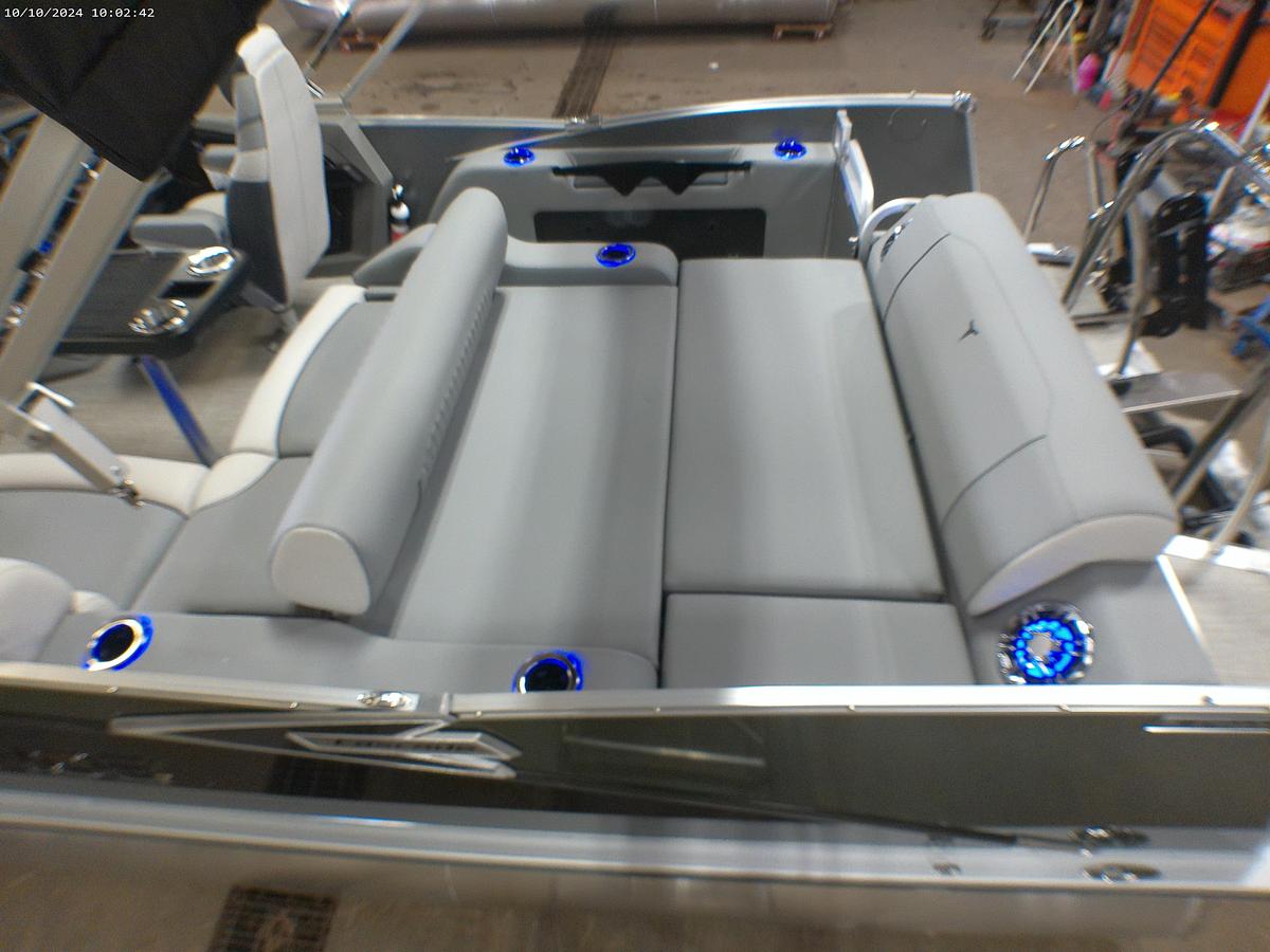 2025 Tahoe Pontoons Cascade 2385 Swingback Tritoon & 225HP 4-Stroke EFI