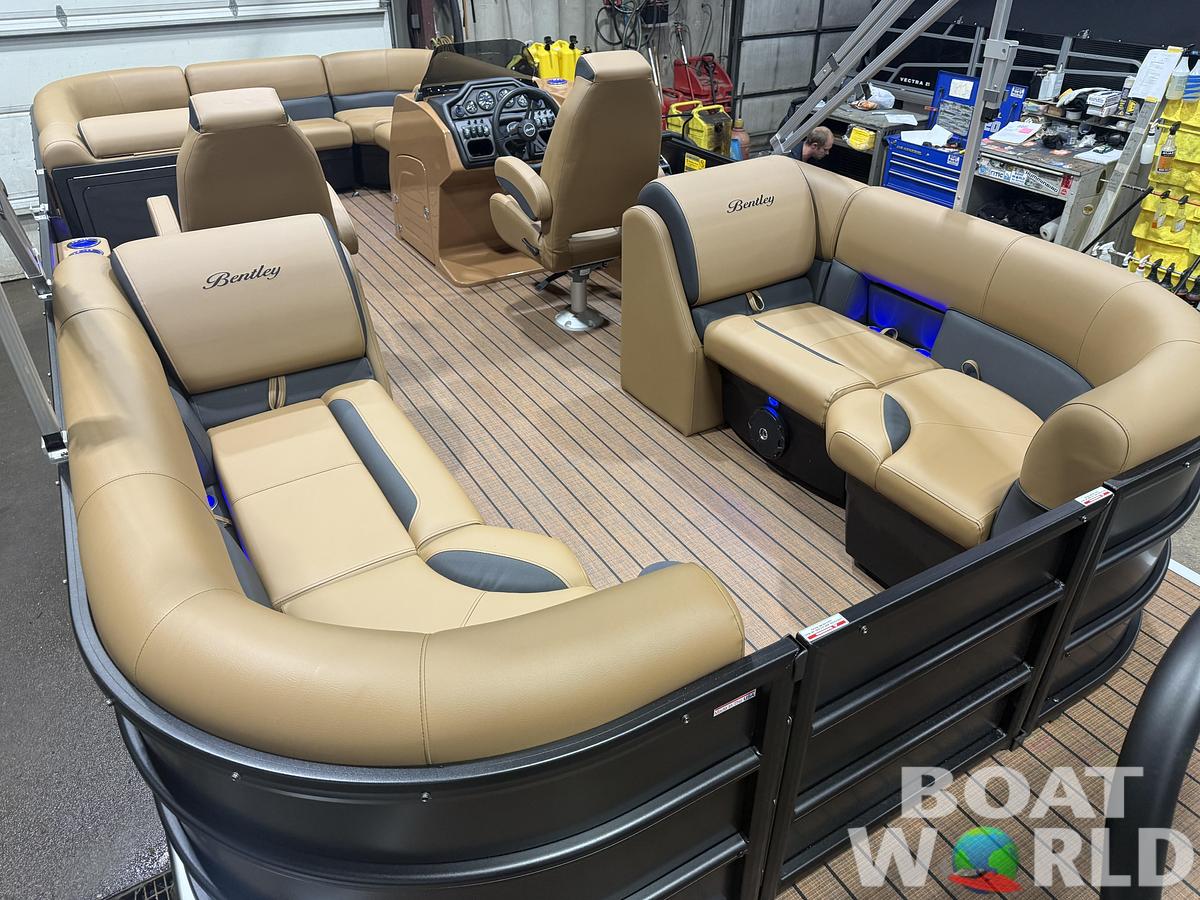 2026 Bentley Pontoons Legacy 220 Navigator Quad Lounge