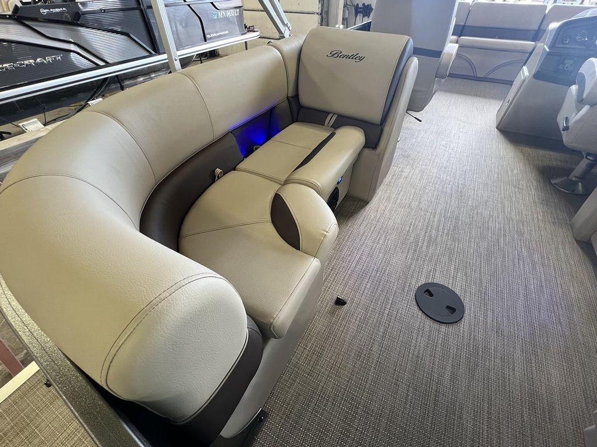 2024 Bentley Pontoons Legacy 200 Navigator Quad Lounge & Honda 4-Stroke EFI