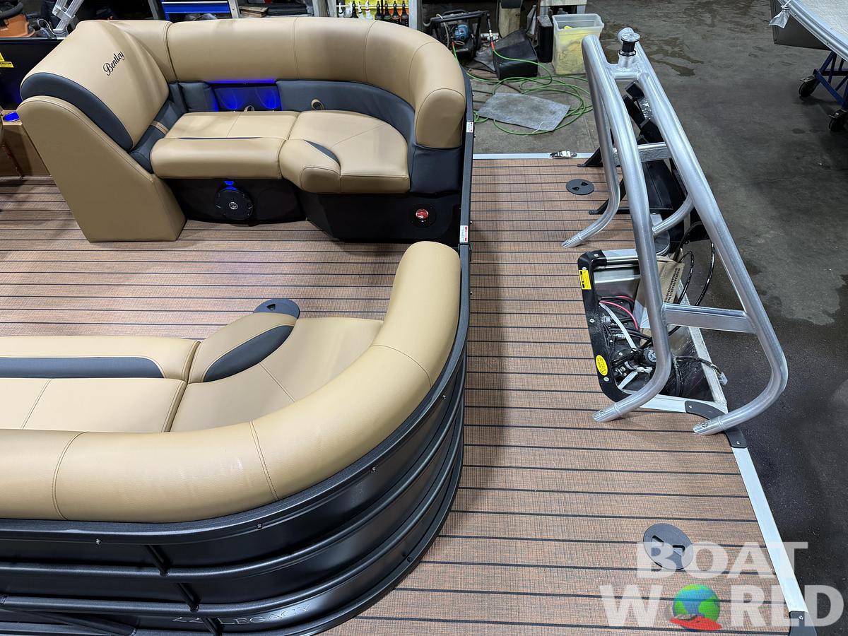 2026 Bentley Legacy 300HP Navigator Quad Lounge Tritoon $67995