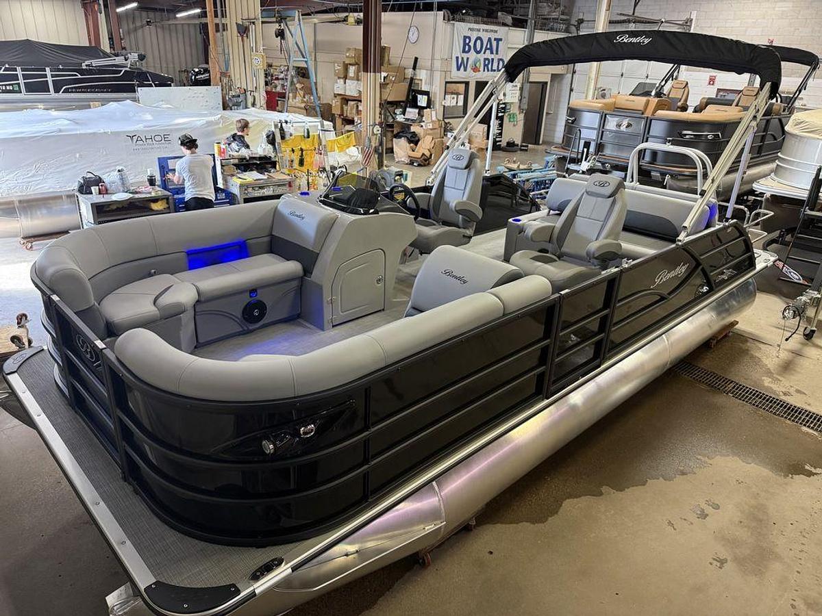 2026 Bentley Pontoons Legacy 220 Swingback & Honda 4-Stroke EFI