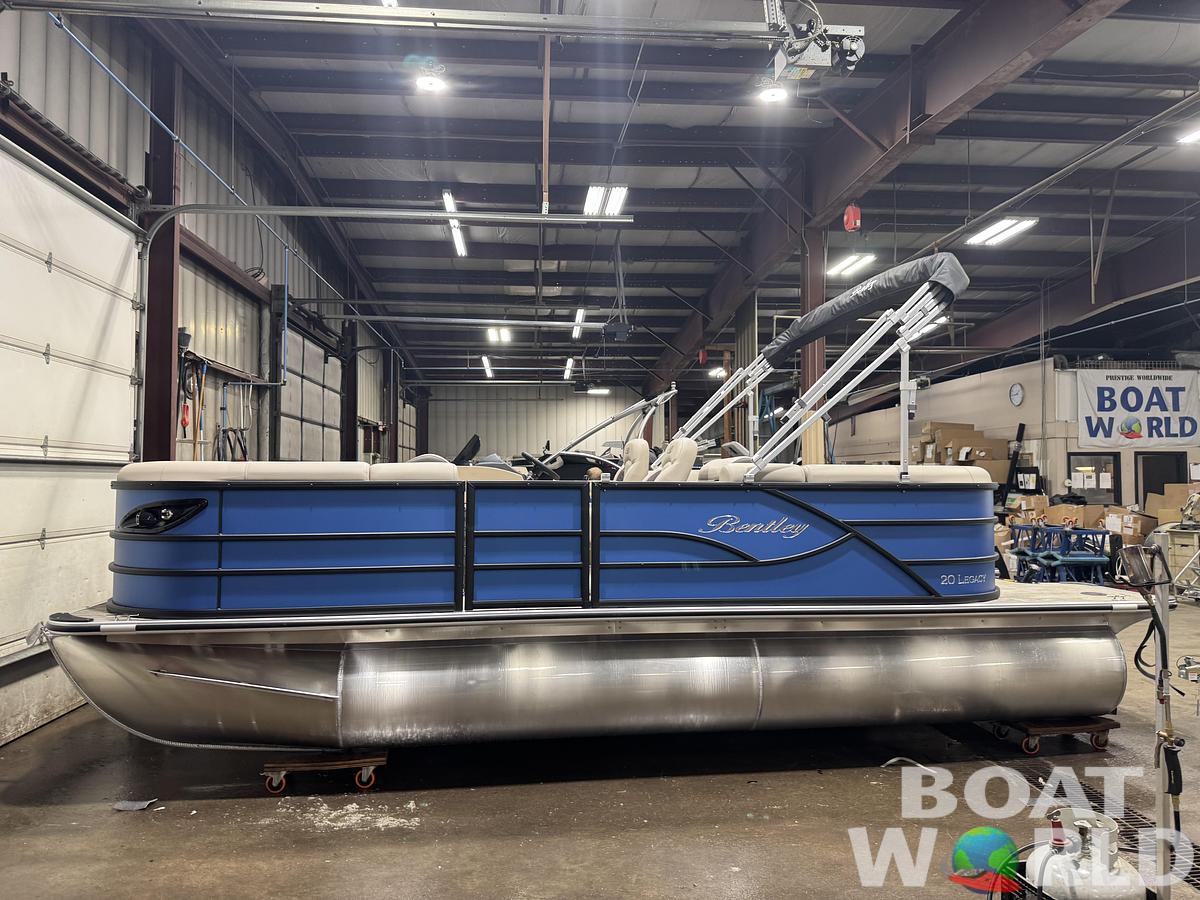 2026 Bentley Pontoons Legacy 220 Navigator Quad Lounge