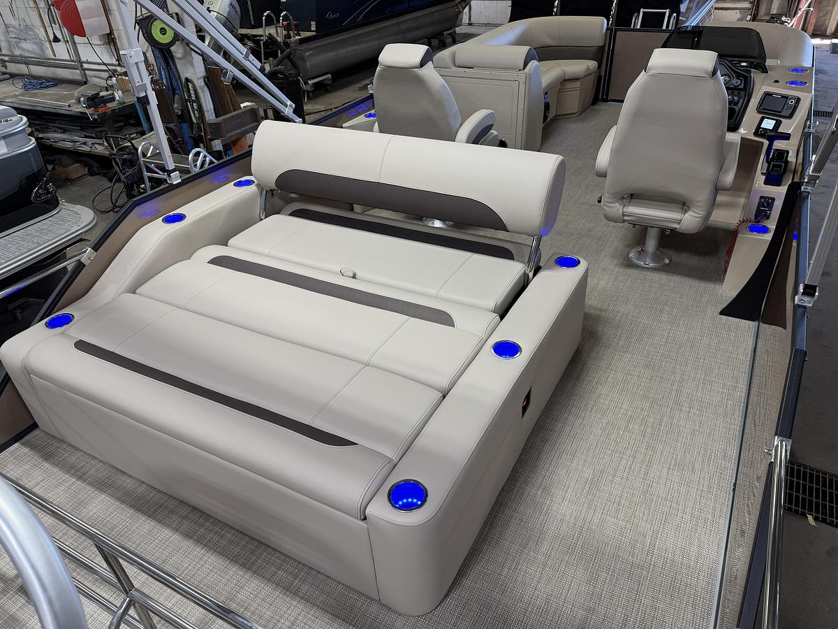 2025 Bentley Pontoons Legacy 223 Swingback Tritoon & Honda 4-Stroke EFI