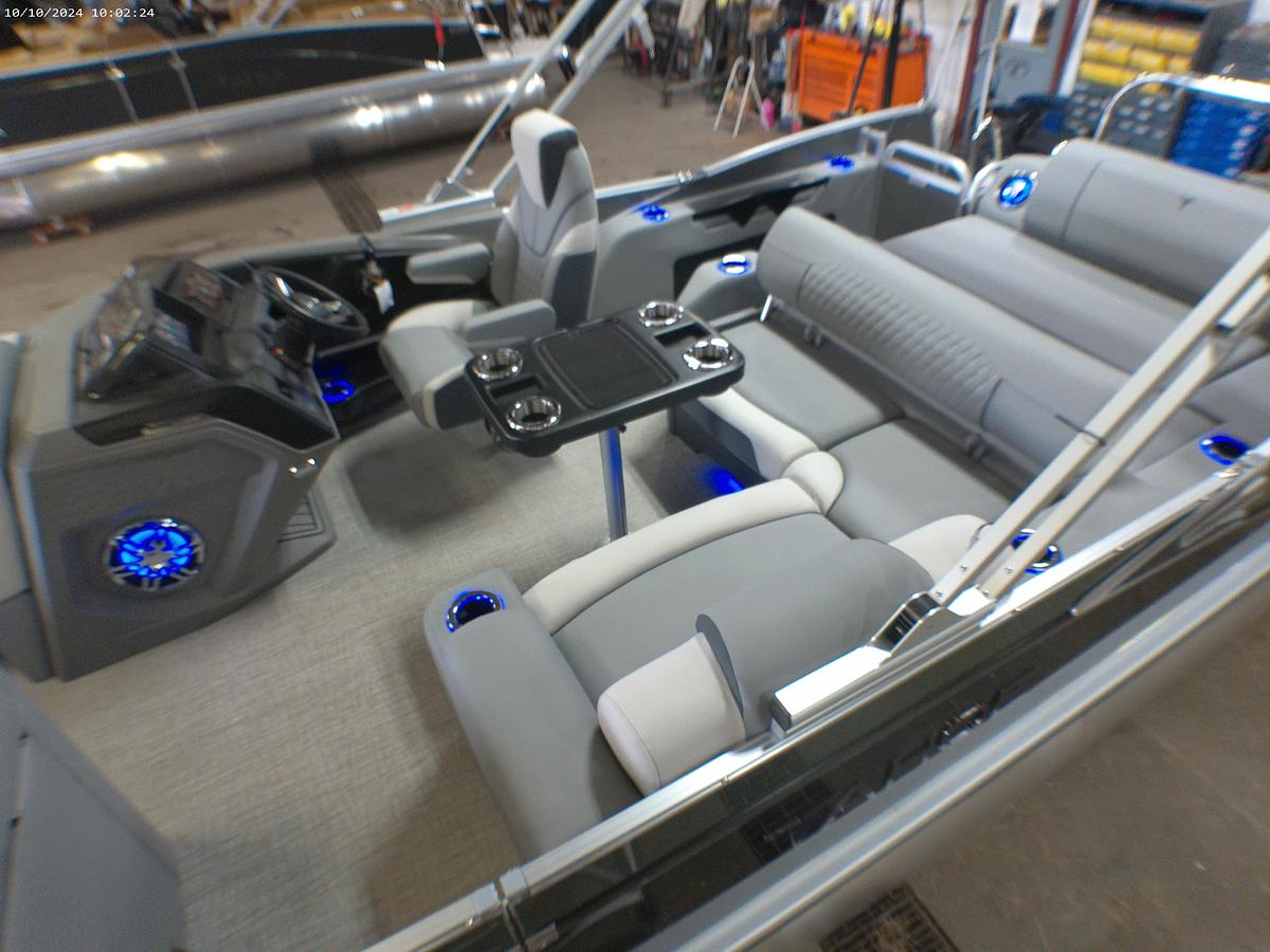 2025 Tahoe Pontoons Cascade 2385 Swingback Tritoon & 225HP 4-Stroke EFI