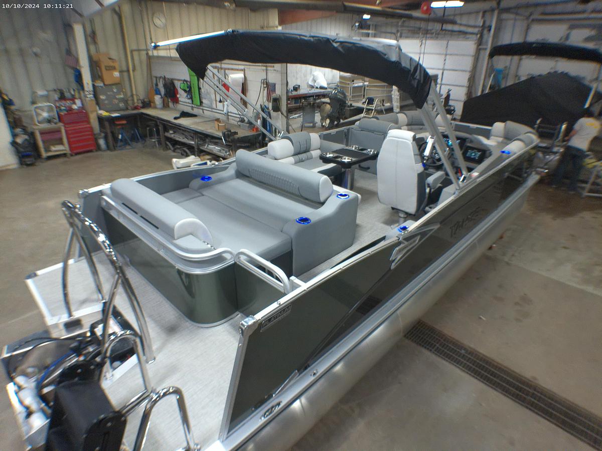 2025 Tahoe Pontoons Cascade 2385 Swingback Tritoon & 225HP 4-Stroke EFI