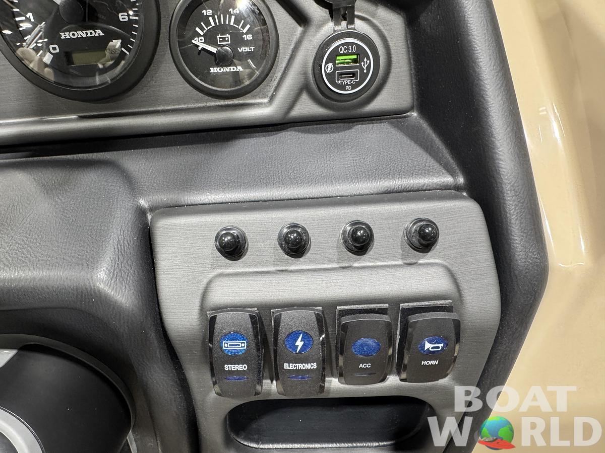 2026 Bentley Pontoons Legacy 220 Navigator Quad Lounge