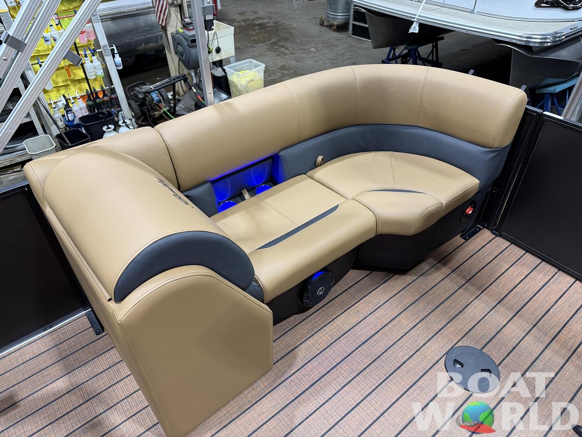 2026 Bentley Legacy 300HP Navigator Quad Lounge Tritoon $67995