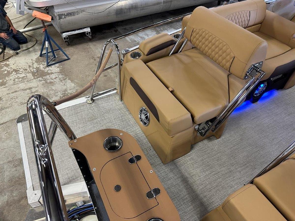 2025 Tahoe Pontoons Cascade 2385 Quad Lounge Shift SS Tritoon & Honda 4-Stroke EFI