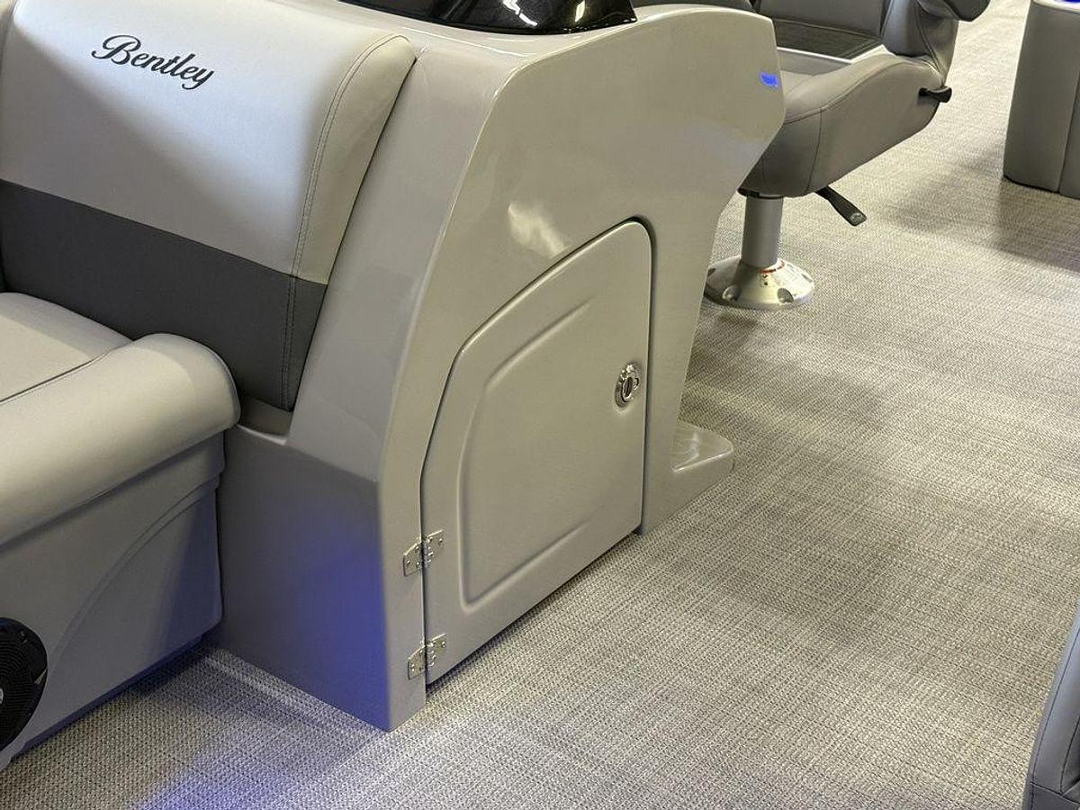 2026 Bentley Pontoons Legacy 220 Swingback & Honda 4-Stroke EFI