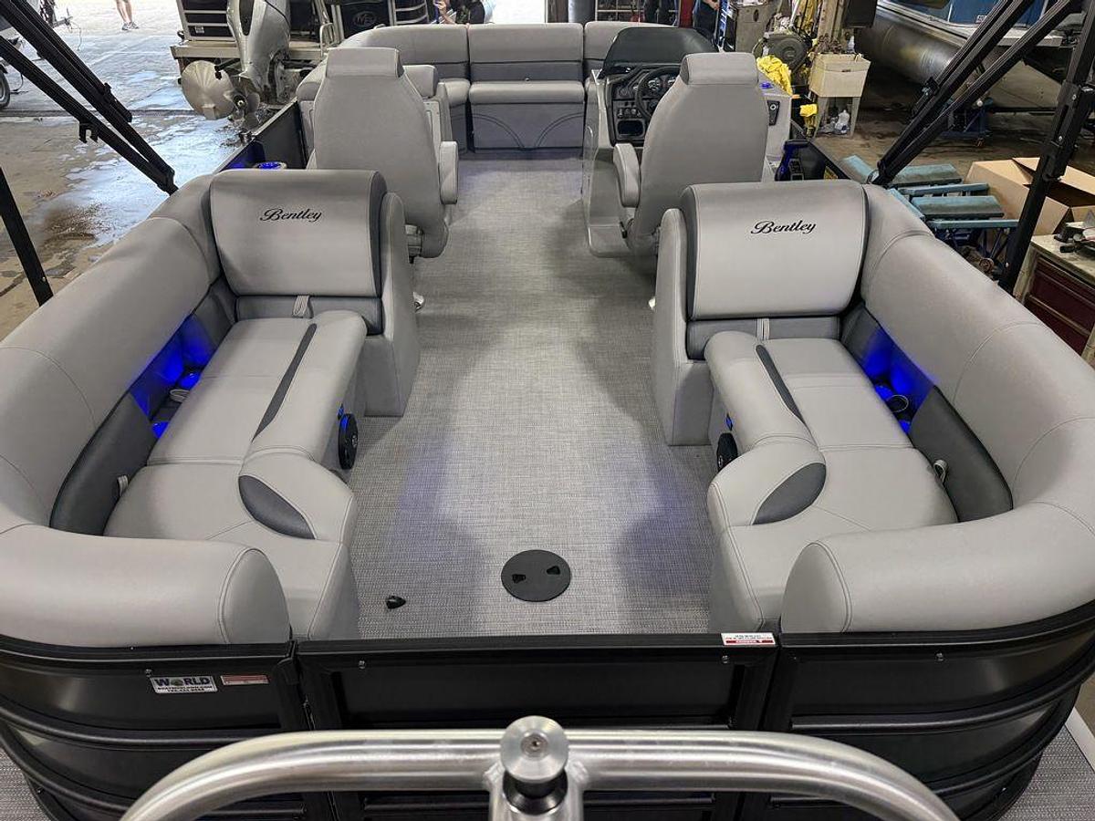 2025 Bentley Pontoons Legacy 220 Navigator Quad Lounge & Honda 4-Stroke EFI