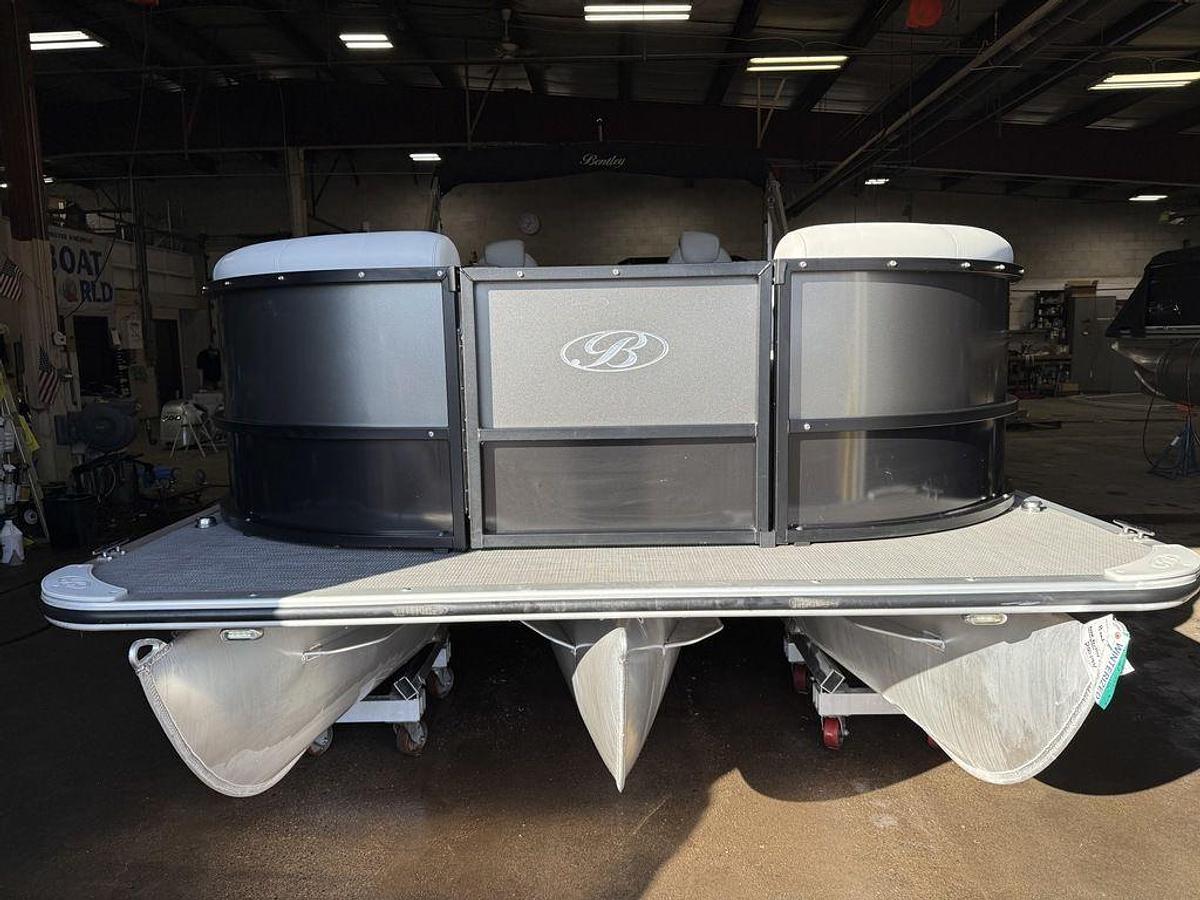 Used 2020 Bentley Pontoons Legacy 223 Navigator Quad Lounge Tritoon & Suzuki 140HP 4-Stroke EFI